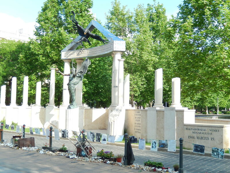 Замикає площа вельми неоднозначна скульптурна композиція, встановлена ​​в 2014 році: