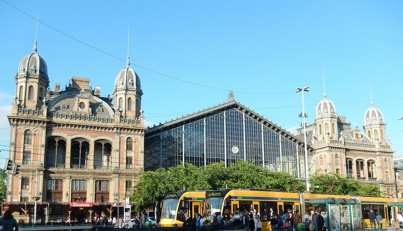 Західний залізничний вокзал, найстаріший в Бедапеште - твір знаменитого французького архітектора Гюстава Ейфеля (нинішній будинок під його керівництвом побудовано в 1874-1877 роках)