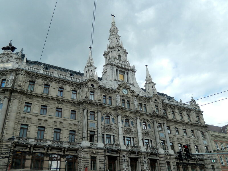 Саме блискуче будівля на бульварі Ержебет в Будапешті - палац «Нью-Йорк» (New York palota)