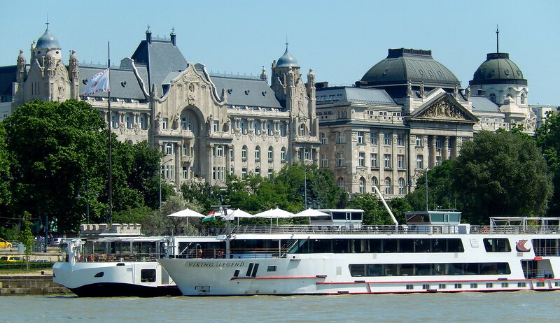 Палац Грешем (на фотографії зліва, справа будівля Міністерства Внутрішніх Справ), витриманий в стилі Сецессион, був зведений в 1907 році