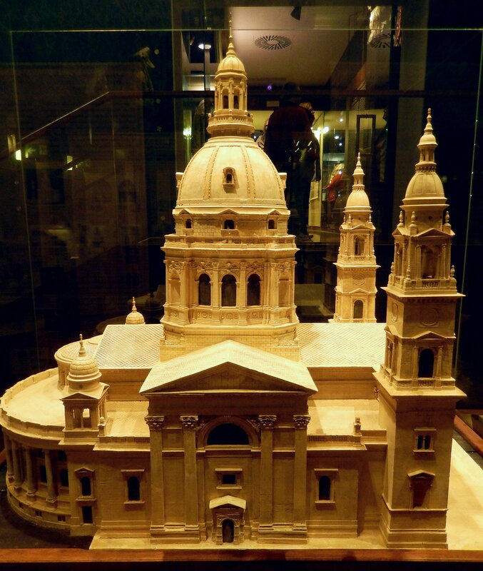 Храм побудований в стилі неоренесанс, в плані являє собою рівносторонній (тобто грецький, а не латинський) хрест