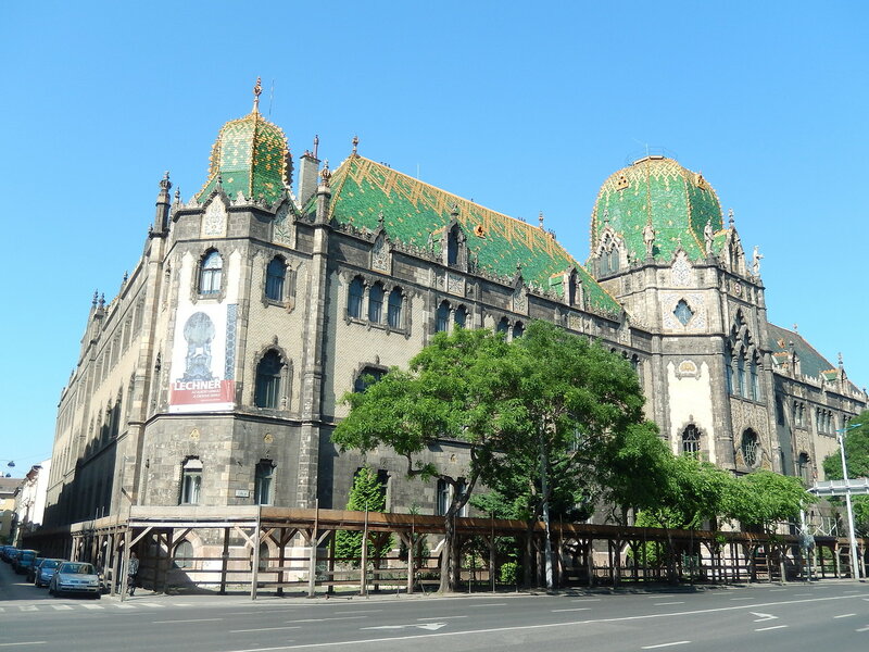 Ще один приклад будапештського сецессиона - Художньо-промисловий музей, інакше званий Музеєм прикладного мистецтва: