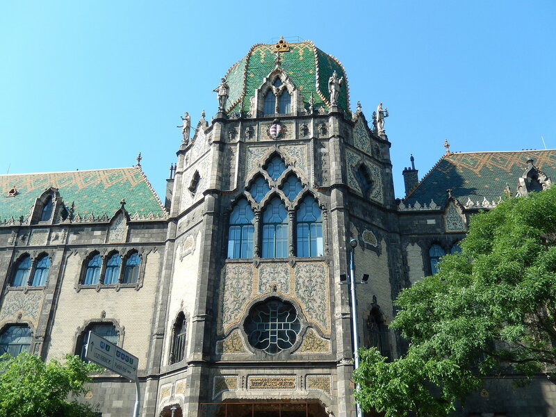 Він прикрашений різнобарвною мозаїкою підприємства Жолнаї (знаходиться в угорському   місті Пече   )