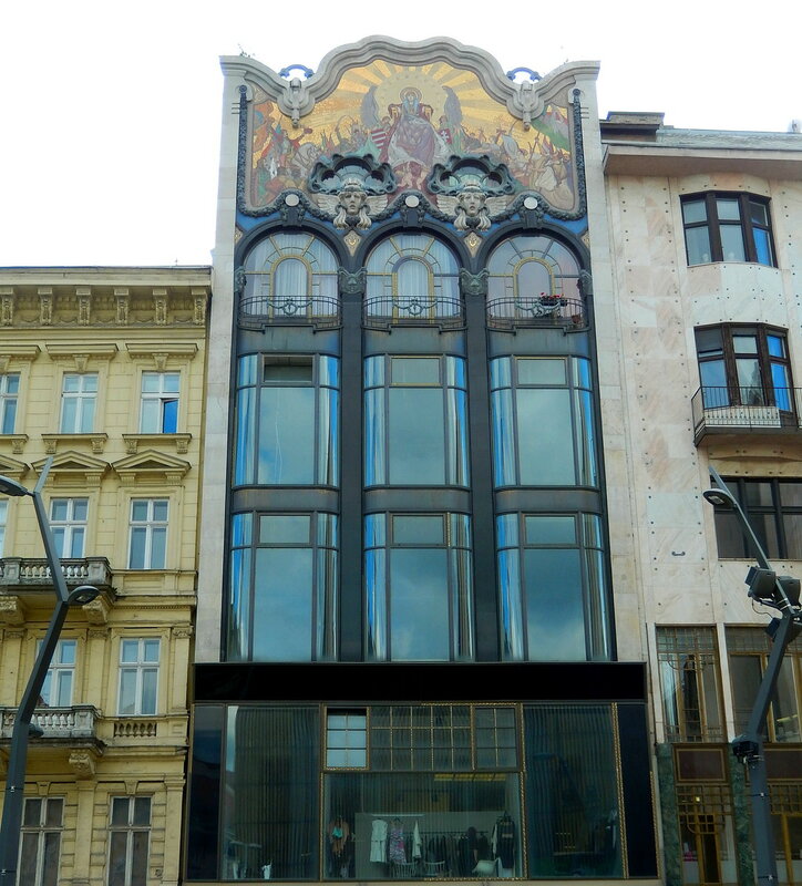 Колишній банкірський будинок Тёрёк зберіг дуже красивий мозаїчний декор нагорі: