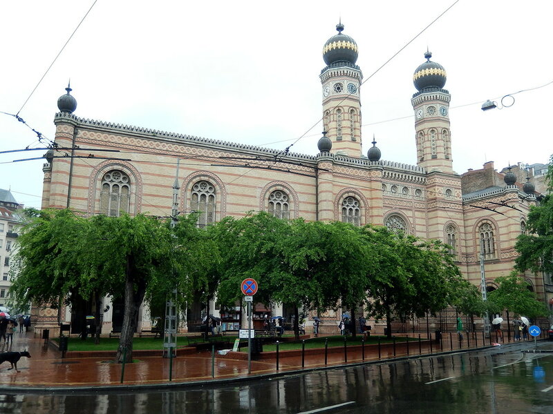 Знаменита Велика синагога - найбільша в Європі (побудована в 1854-1859 роках):