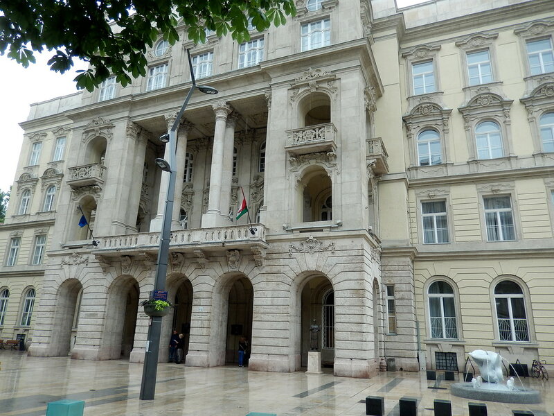 Будапештський університет імені Лоранда Етвеша - найбільший в Угорщині (на фотографії головна будівля):