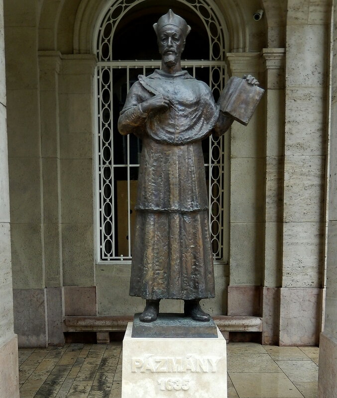 У 1921-1950 університет носив ім'я свого засновника Петера Пазманя, а в 1950 році був названий в честь угорського фізика Лоранда Етвеша