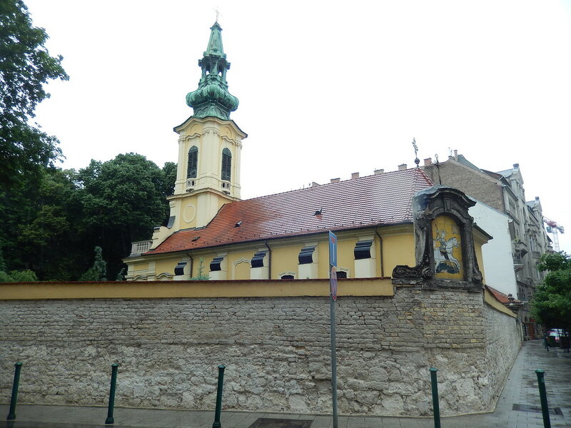 Неподалік від університету знаходиться невелика симпатична Сербська православна церква Великомученика Георгія (побудована в 1731-1733):