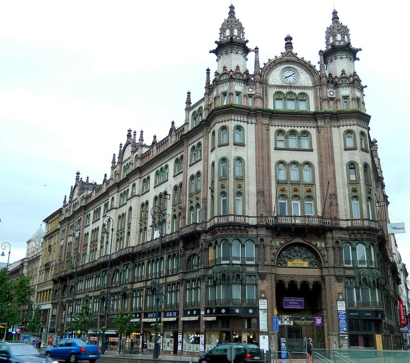 А цей елегантний будинок так і називається - Паризький двір (Párisi Udvar):