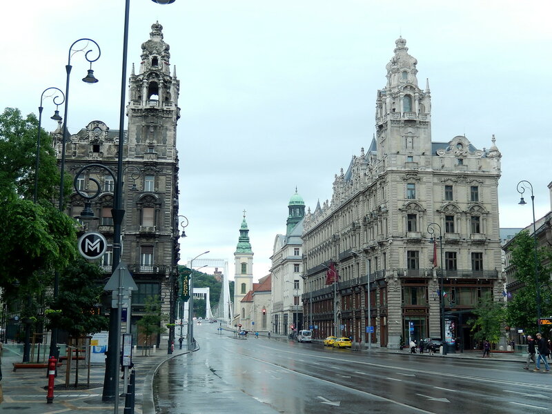 Неподалік знаходяться два палаци Клотільда ​​(принцеса Марія Аделаїда Амалія Клотільда ​​Саксен-Кобург-Готська і Кохару після заміжжя стала ерцгерцогинею Австрійської, принцесою Угорщини, Чехії та Тоскани