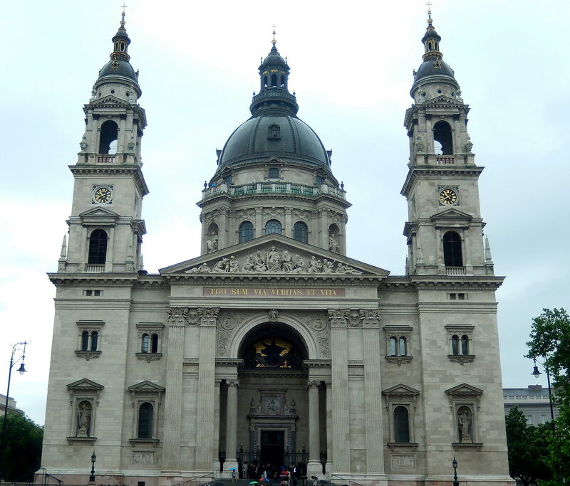 Над центральним входом викарбувано напис на латині - Ego sum via veritas et vita ( «Я дорога, і правда, і життя»; Ін