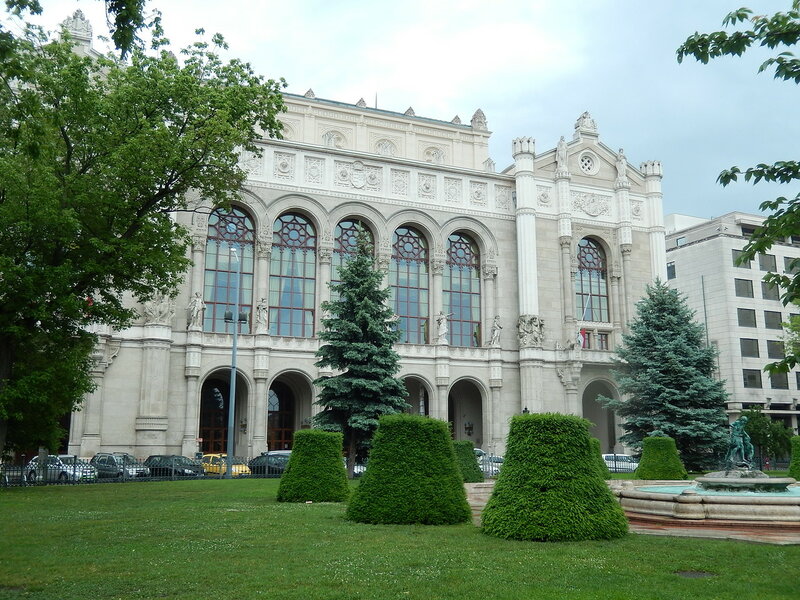 І ще пара красивих будапештських будинків: