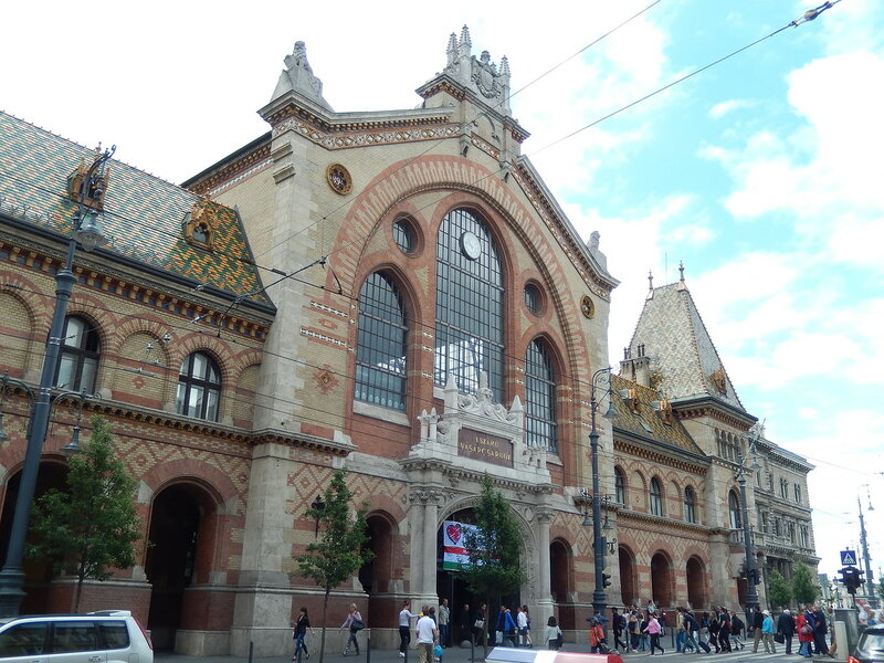 Великою популярністю користується Центральний ринок, побудований в 1897 році: