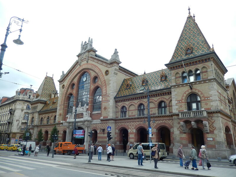 В архітектурі присутні елементи неоготики, а дах ринку викладена різнокольоровою черепицею вищезгаданої фабрики Жолнаї