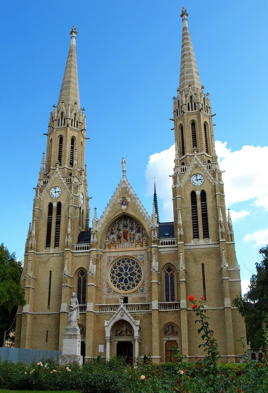 Не можна не сказати про церкву Святої Єлизавети династії Арпад, розташованої на площі Роз: