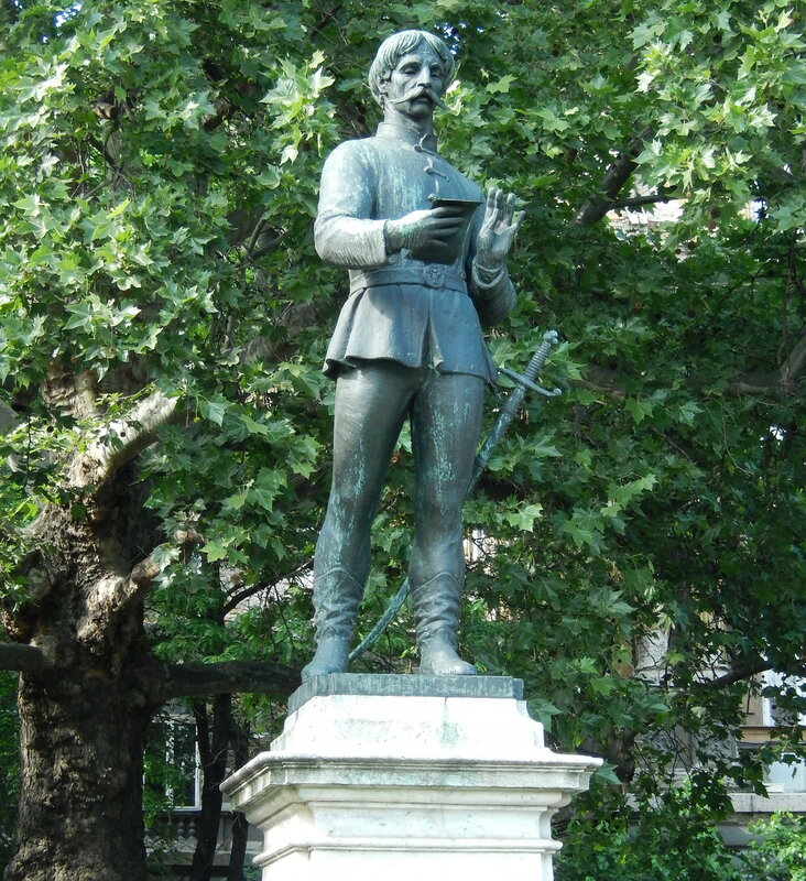 На ній примітні постаті чотирьох угорських вояків, і мені спало на думку назвати цю площу авангардом (або аванпостом) Площі Героїв