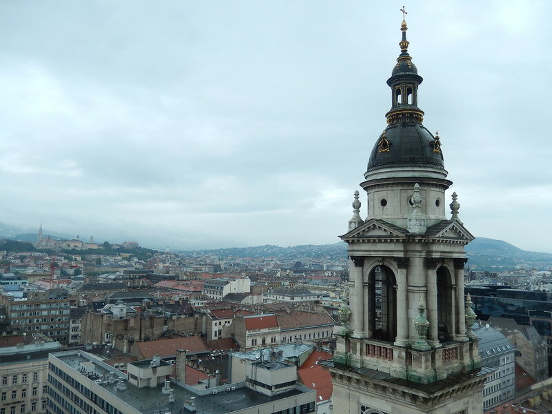 За невелику плату можна піднятися на ліфті або пішки на оглядовий майданчик на куполі і подивитися на Будапешт