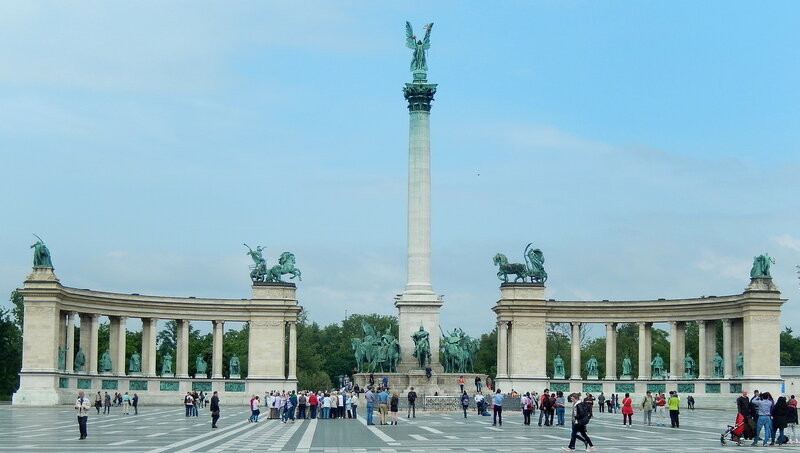 Площа Героїв (Hősök tere) - одна із знаменитих площ угорської столиці, розташована в Пешті