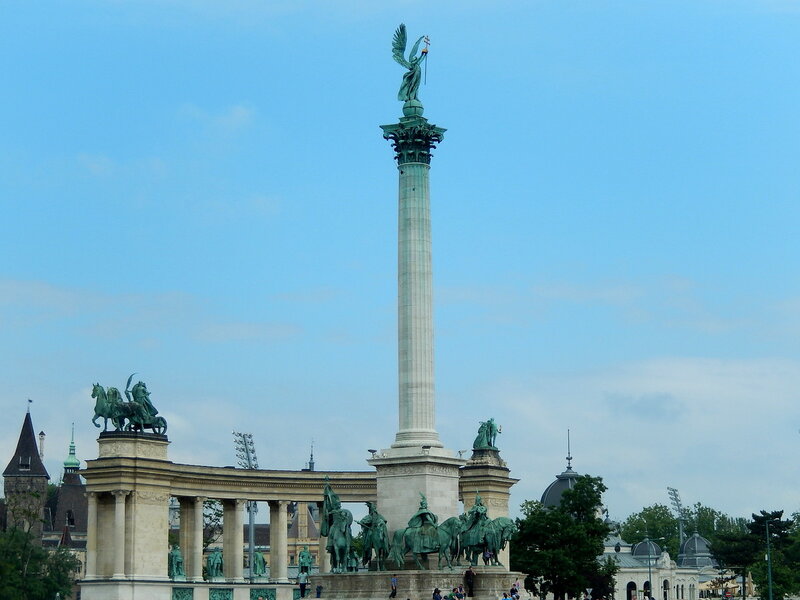 Площа прикрашають кілька пам'ятників