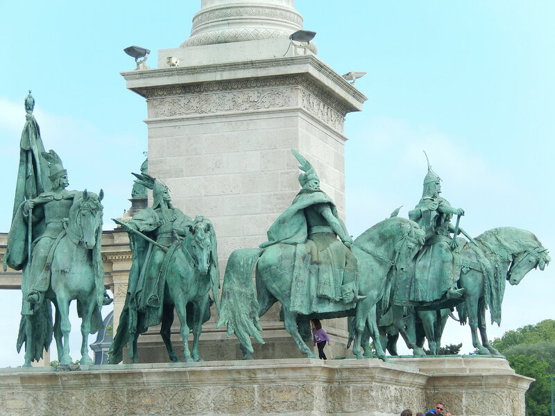 За легендою звернути угорців в християнство звелів святому Іштвану саме архангел Гавриїл, який був йому уві сні