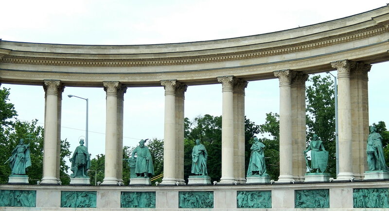 Дві напівкруглі колонади, що розмістилися на площі за колоною архангела Гавриїла, - пам'ятник героям Угорщини