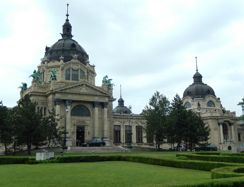 У парку Варошлігет розташовується знаменита купальня Сечені: