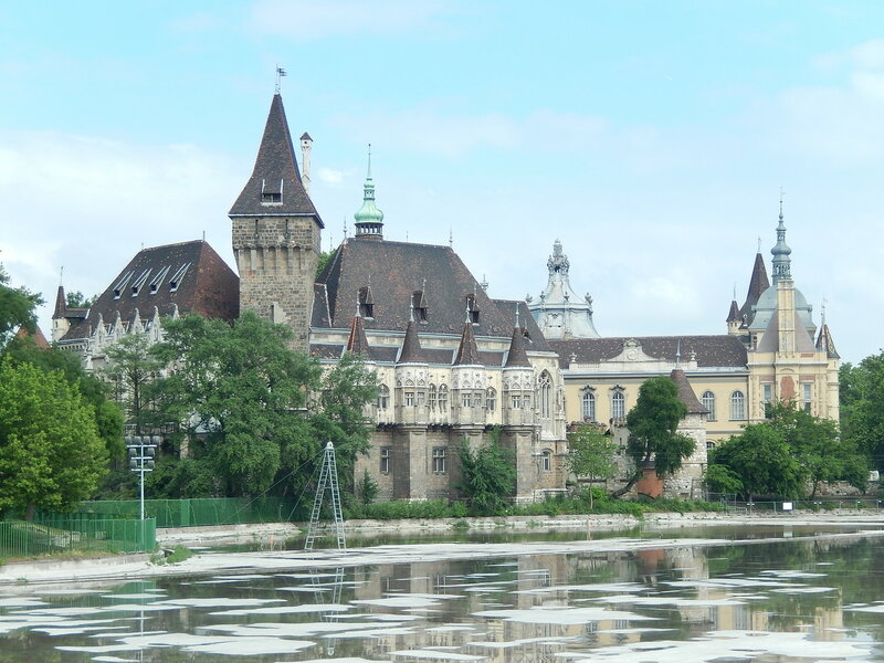 У парку Варошлігет є кілька штучних озер, у одного з яких височить замок Вайдахуньяд (Vajdahunyad)