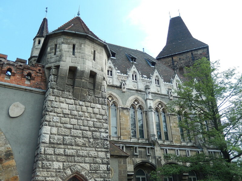 Назва замку складається з двох частин