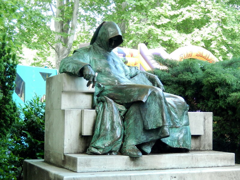 Прекрасна пам'ятка замку Вайдахуньяд - статуя ченця-літописця Аноніма: