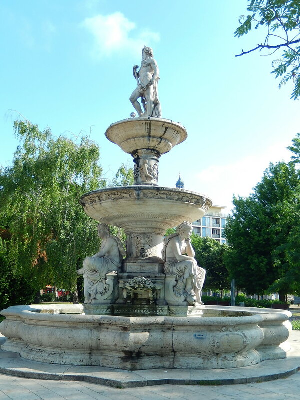 Фонтан «Дунай» встановлено на площі Кальмана в 1870-х роках, в 1959 році відреставровану композицію встановили на площі Єлизавети:
