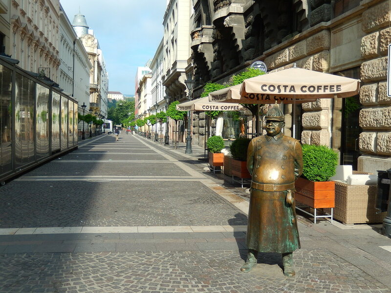 Ну а цей добродушний товстун (статуя називається «Охоронець порядку») в залізній касці нагадує про старі добрі часи Австро-Угорської Імперії (угорці, звичайно, багато боролися за свободу, але епоху кінця XIX - початку XX століття згадують з неприхованою ностальгією):