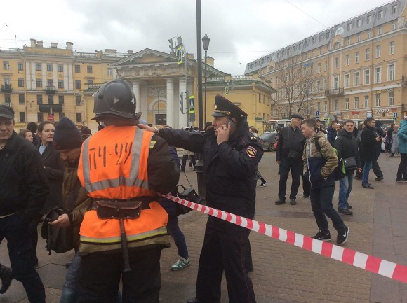 Поліцейські виштовхують людей за огорожу, передає кореспондент «Росбалта»