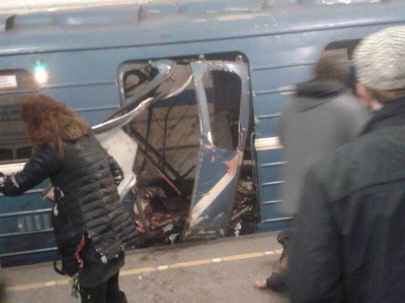 Платформу станції заволокло димом