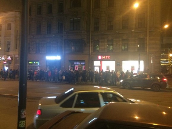 Місце перед метро досі оточене