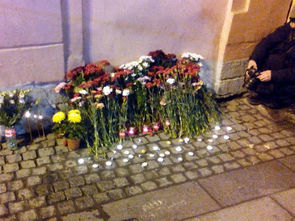 Він розташований в 20 метрах від входу на станцію, біля будинку № 30 по Московському проспекту, так як ближче підійти неможливо