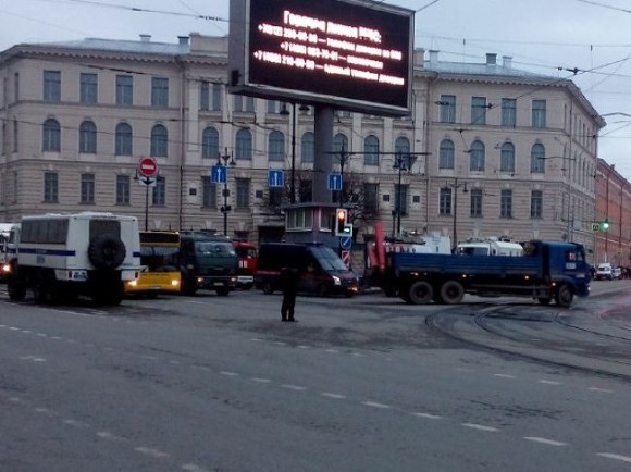 Автомобілі привезли необхідне огорожу, передає кореспондент «Росбалта»
