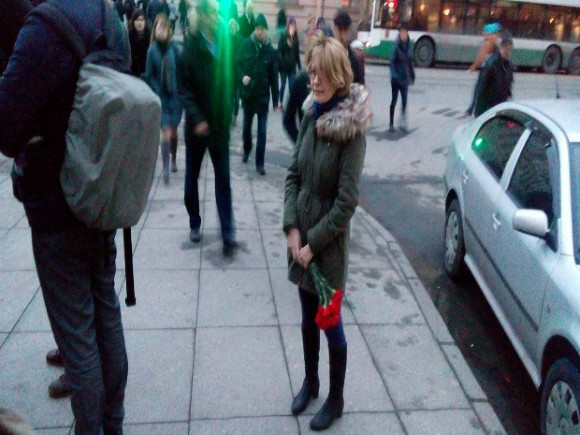 Хтось йде покладати квіти до метро «Сінна площа»