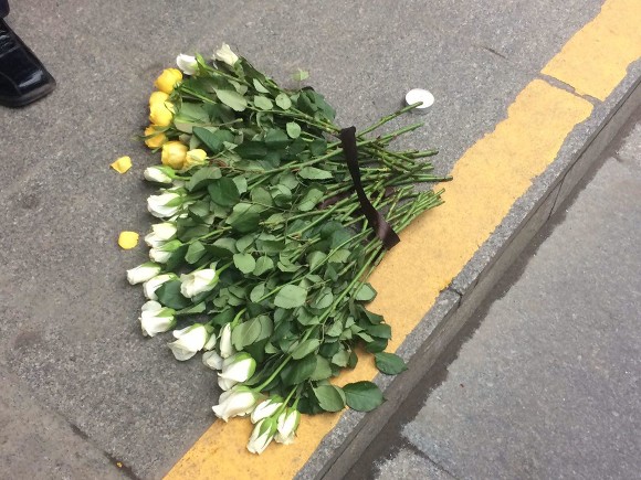 18:43 Петербуржці приносять квіти до станції метро «Сінна площа»