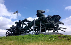 У Каховці і за її межами за радянських часів було встановлено чимало пам'ятників, присвячених боїв за Каховський плацдарм