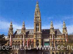 За музеями - будівля колишніх придворних стаєнь, побудоване в 1723-25 ​​роках за проектом Йоханна Бернхарда Фішера фон Ерлаха, також історично відноситься до ансамблю Хофбурга Довгі роки аж до 1994, ця будівля використовувалася як виставковий комплекс Після запеклих дебатів, боротьби 'за' і проти почалася реалізація плану Музейній квартири За історичним фасадом стаєнь виникнуть Музей приватного зібрання доктора Рудольфа Леопольда, однією з найзначніших колекцій австрійських художників XX століття, в тому числі Клімта, Шив ^ Кокошки, Музей  овременного мистецтва фонду Людвіга Виставковий зал Відня Музей для дітей і Архітектурний центр