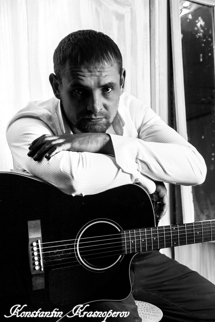 Тут Костянтин живе і творить вже близько трьох років