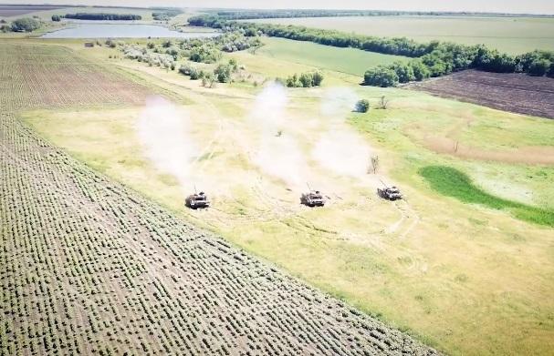 Танковий підрозділ пройшло завал, мінне поле і виконав стрільби