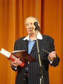 Євген Євтушенко (Фото: Архів Школи практичної журналістики - МЕРЕЖІ РУ)   «Коли ми в Москві, на самому початку перебудови, дізналися, що Гавел знаходиться у в'язниці, то я належав до ініціативної групи радянських письменників, які підписали лист з вимогою звільнення Вацлава Гавела з в'язниці - тодішньому уряду Чехословаччини