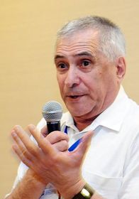 Леонід Шинкарьов   -Так він же сам був ідеалістом