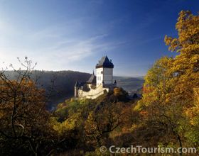 Карлштейн (Фото: CzechTourism)   Поїзд привіз нас на невелику станцію через 50 хвилин після того, як він відправився з Головного столичного вокзалу