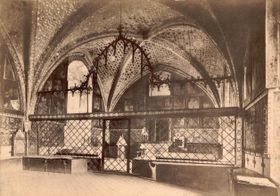 Капела Святого Хреста в 19-му столітті   Регалії зберігалися за золотий гратами в пресвітерії, її можна бачити тут і сьогодні