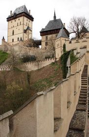Маріанська вежа (Фото: Барбора Кментова)   Потім була побудована Маріанська вежа з костелом Вознесіння Діви Марії і в останню чергу - Велика вежа з капелою Святого Хреста, найважливішою будівництвом в замку, тим самим місцем, куди і були поміщені символи імператорської влади