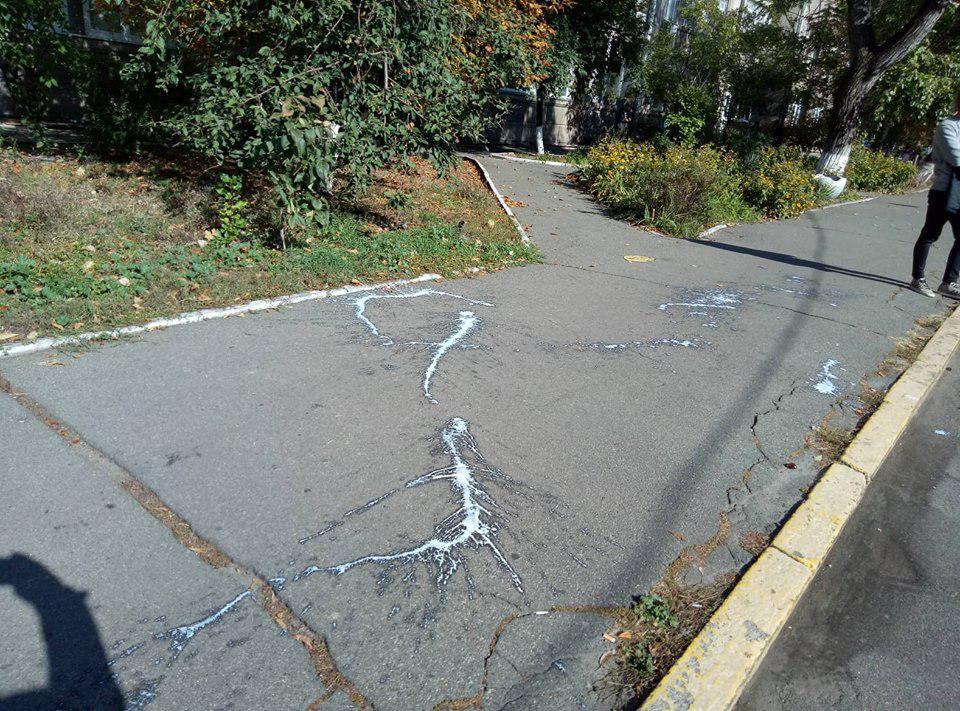 Після інциденту молодика затримали активісти і поліцейські, хоча він намагався втекти