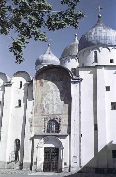 На противагу цьому при описі слабкої від старості людини (наприклад, в повідомленні про смерть «старця доброго» Петра Ілліча, який супроводжував князя Святослава) літописець характеризує його як вже нездатного сісти на коня