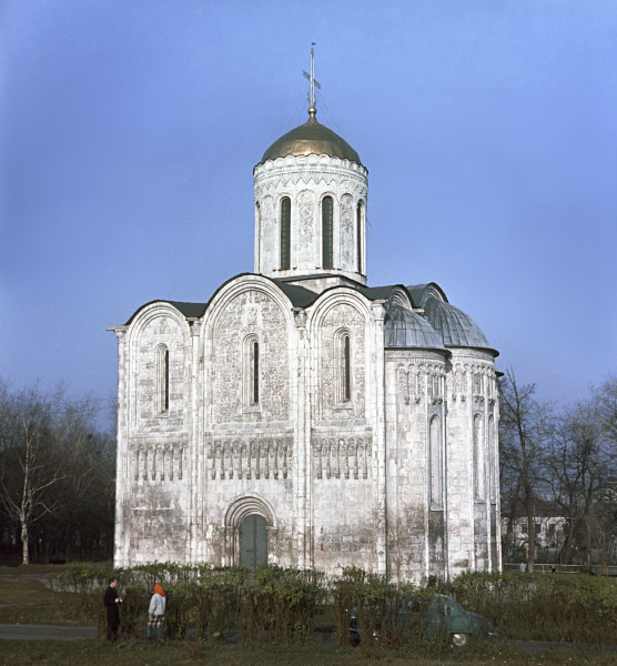 Однак і велика кількість хлопчиків в князівській родині (у Юрія Долгорукого їх було 11, а у Всеволода Велике Гніздо - дев'ять) також тягне за собою безліч складнощів, і в першу чергу постає питання про те, як наділити їх в рівній мірі землями і зупинити неминучий переділ влади